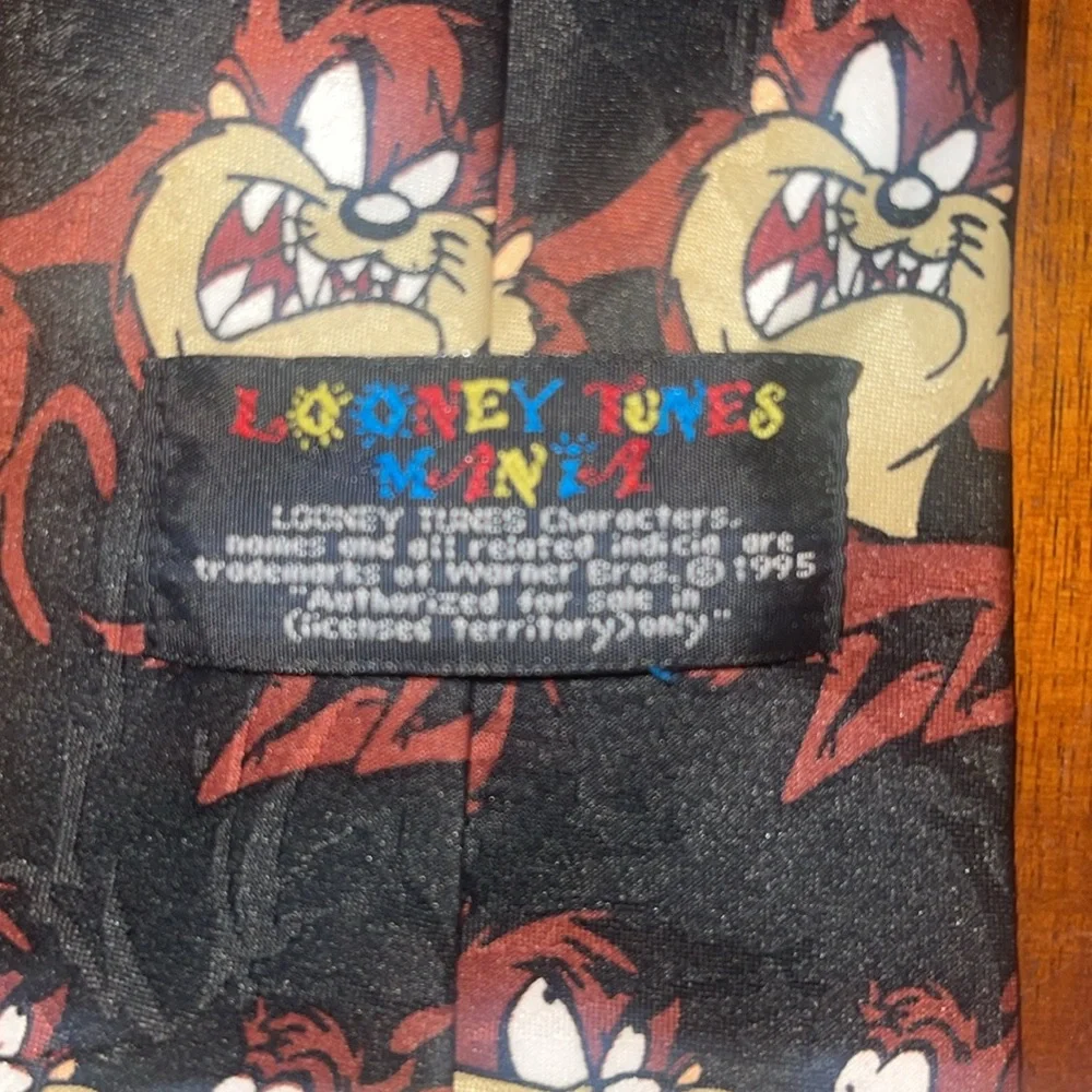 Looney Tunes Mania Tasmanian Devil men’s tie. 100% polyester.